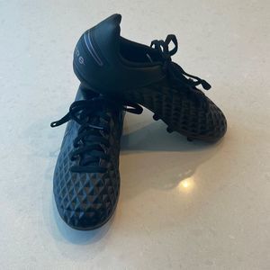 Nike tiempo cleats youth size 2.5 21.5cm new without tags. Great shoes sports.